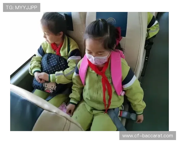 二婶儿带着孩子去沈阳途中玩游戏机的趣事与旅途心情分享 二婶儿带着孩子去沈阳途中玩游戏机的趣事与旅途心情分享